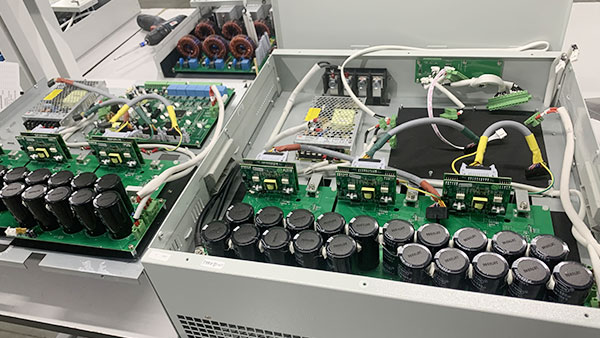 Ma leeyahay koronto-dhaliye falcelin leh oo falcelinta ah ma leeyahay howsha capacitor?